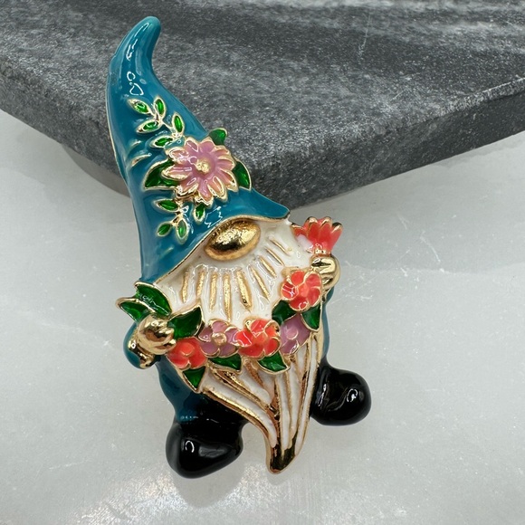 3/$20 Adorable Gnome Pin Brooch Gold-tone - Picture 3 of 6